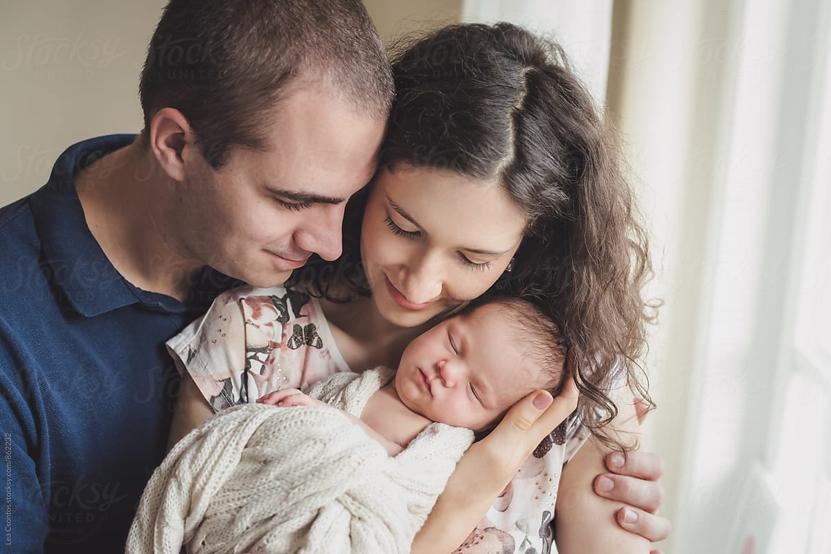Dos & Don'ts For Visiting A Newborn