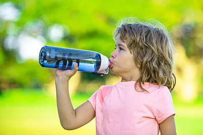 Insulated vs Plastic Water Bottles – Which One Is Best for Kids?